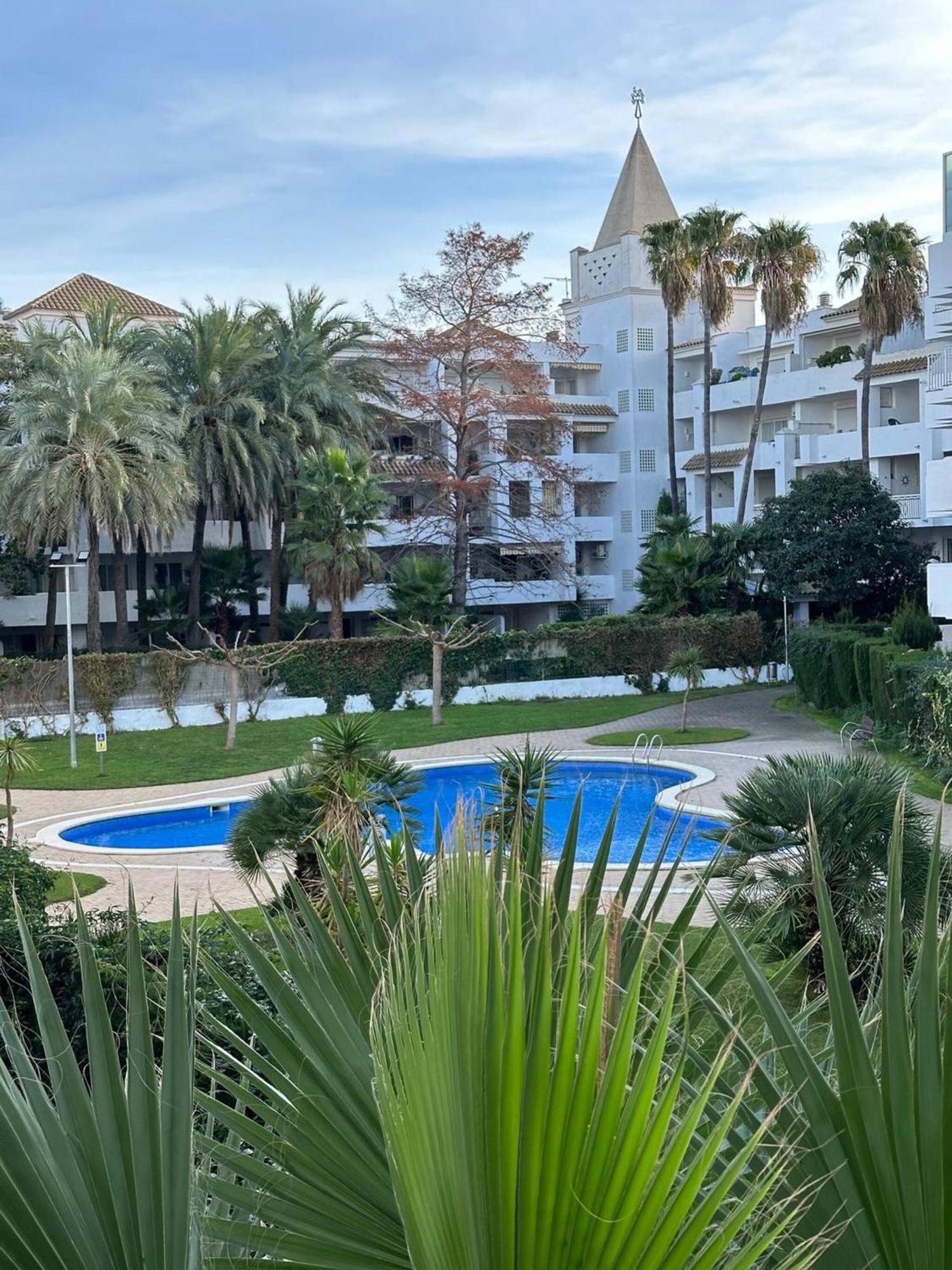 Con Vistas A La Psicina Comunitaria Av-29